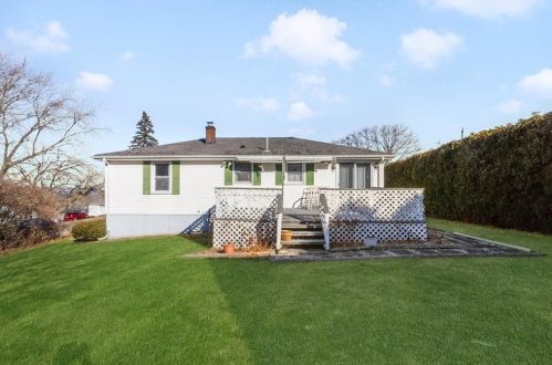 59 Grinnell Ave, Tiverton RI  02878-1901 exterior