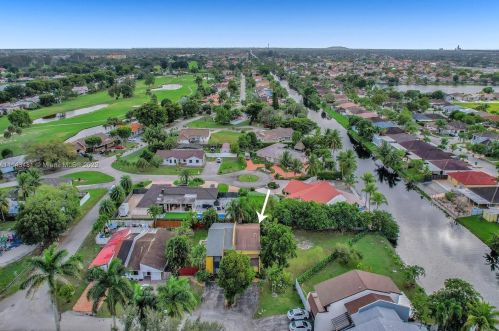 7692 Oakmont Cir, Hialeah FL  33015-2046 exterior