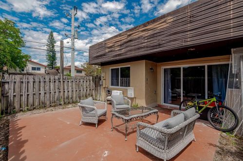 2634 38 Ave, Hollywood FL 33021-1937 exterior