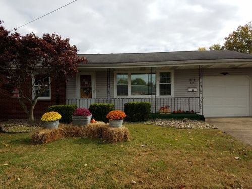 804 Moore Ave, Belpre, OH 45714-1424