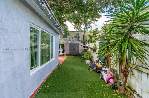 689 7th Ter, Dania Beach FL  33004-3832 exterior