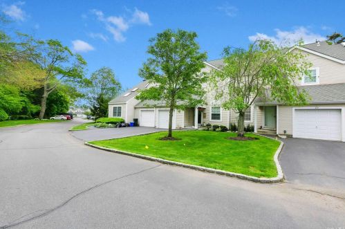 452 Village Oaks Ln, Babylon, NY 11702-3120
