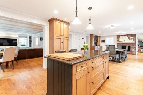 4 Galloupes Pt Rd, Swampscott MA  01907-2739 exterior