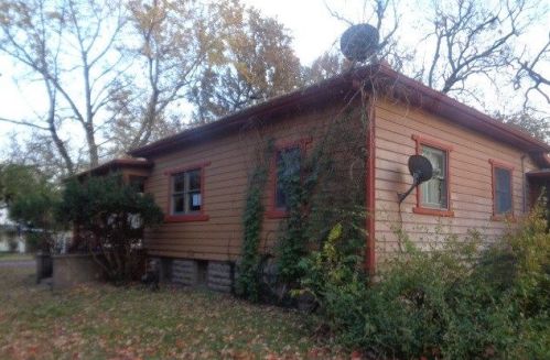 221 17th Ave, Winfield, KS 67156-4925