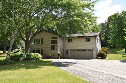 3620 Town Hall Rd, Kewaskum, WI 53040-9322
