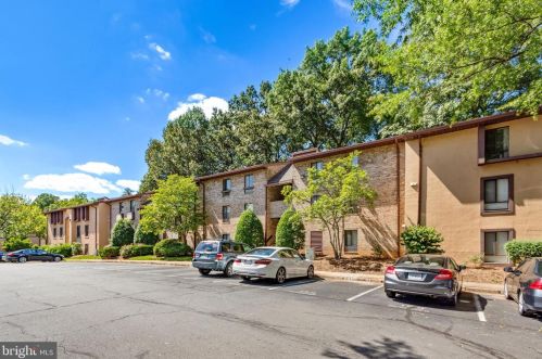 2235 Castle Rock Sq, Herndon VA  20191-2215 exterior