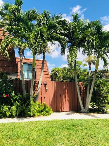 1420 Augusta Cir, Delray Beach, FL 33445-5738