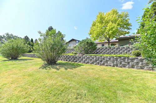 2490 Graylog Ln, Waukesha WI  53151-2924 exterior