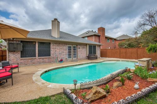 1808 Newton Dr, Lewisville TX  75028-7318 exterior