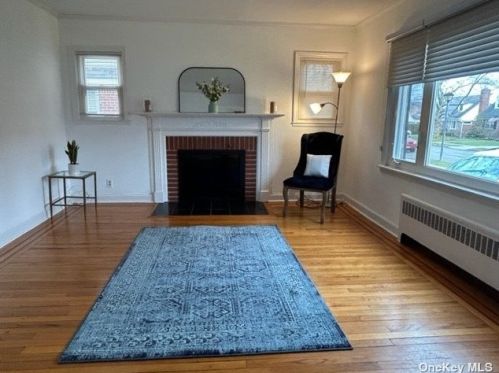 46 Beechwood Ln, New Hyde Park NY  11040-2106 exterior