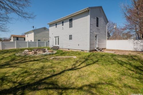 100 Herbert St, Islip Manor, NY 11751-2019