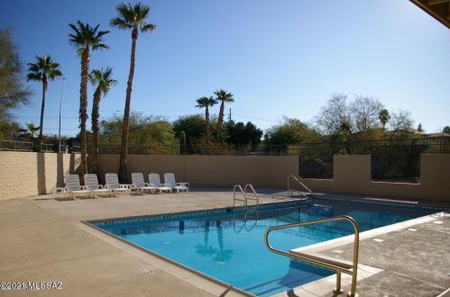 7805 Hawthorne St, Tucson, AZ 85710-1602