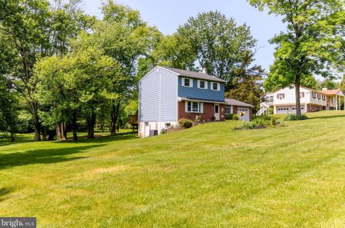 230 Brownstone Dr, Pottstown, PA 19465-8070