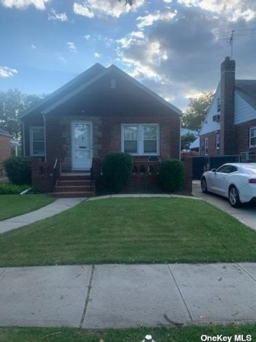 81-40 247th St, Jamaica, NY 11426-1823