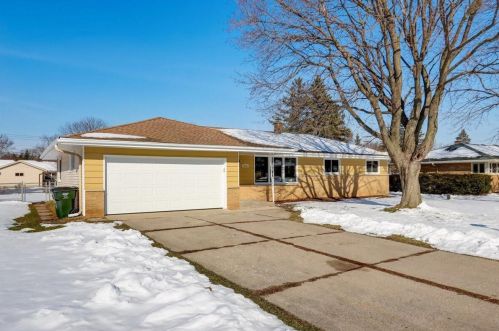 3553 157th St, Waukesha, WI 53151-5101