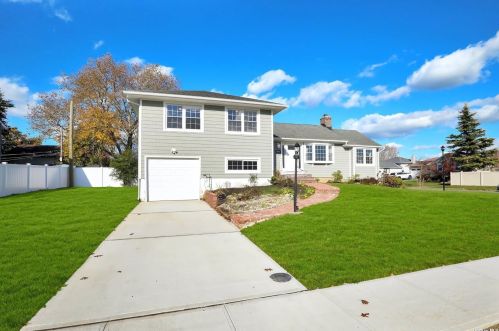 3975 Anne Dr, Seaford, NY 11783-1710