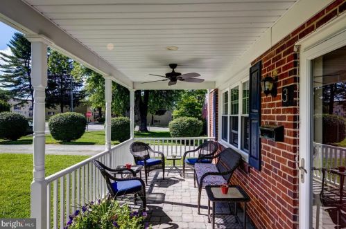 3 Longwood Dr, Wayne, PA 19087-2922