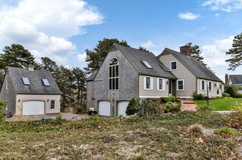97 Canoe Pond Dr, Brewster, MA 02631-2309