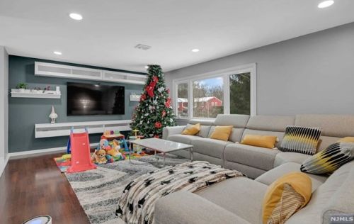 40 Carriage Ln, West Milford Lakes NJ  07480-1822 exterior