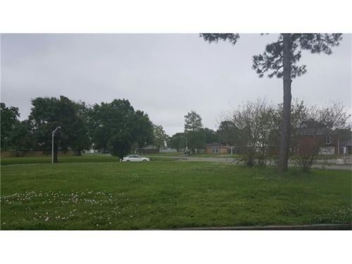 224 Perrin Dr, Arabi, LA 70032-1845