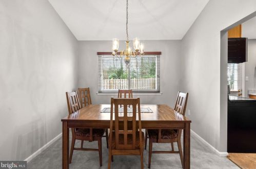 6010 Rdg Frd Dr, Springfield VA 22015-3651 exterior