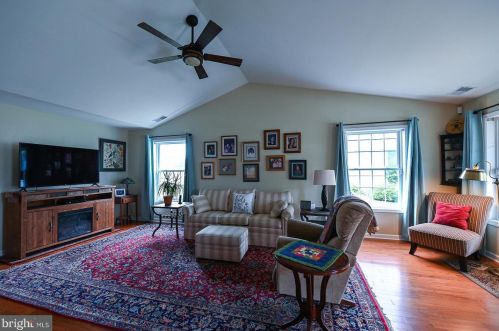 279 Harmony Dr, Pottstown, PA 19464-9425