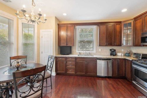 33 Concerto Ct, Eastport NY  11941-1628 exterior