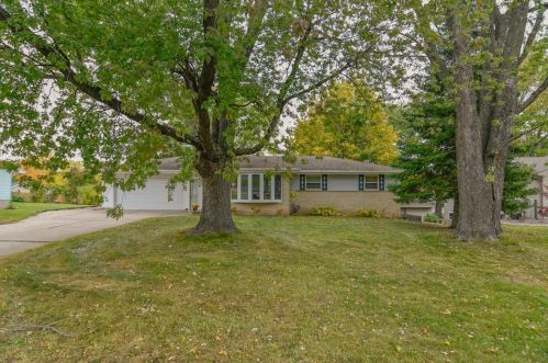 1640 View Ln, Green Bay, WI 54313-5303