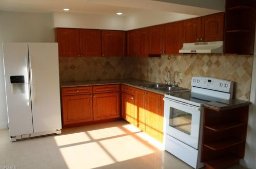 528 Pennview Ave, Lehigh Acres, FL 33936-6918