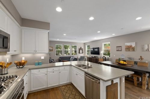 216 Compass, Irvine CA  92618-1154 exterior