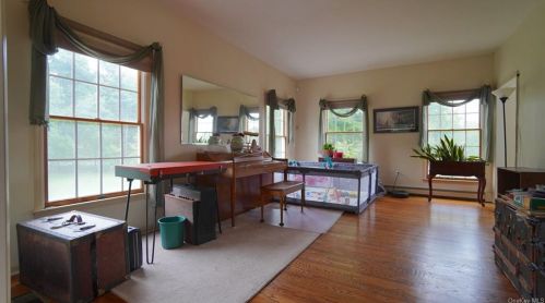8 Menayas Ct, Washingtonville NY  10992-2032 exterior