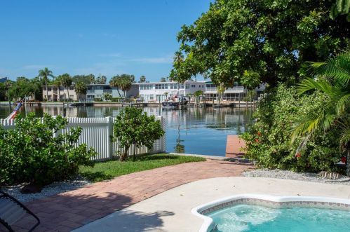 12050 4 St, Saint Petersburg FL  33706-4426 exterior