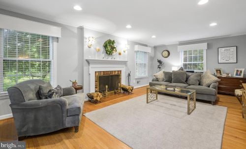 735 Ambleside Dr, Wilmington, DE 19808-1541