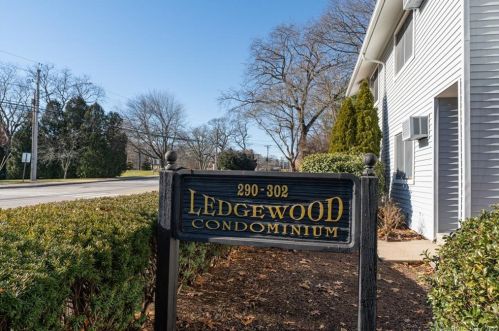 302 Meridian St, Groton, CT 06340-4035