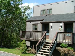 147 Cross Country Ln, Tannersville, PA 18372-7708