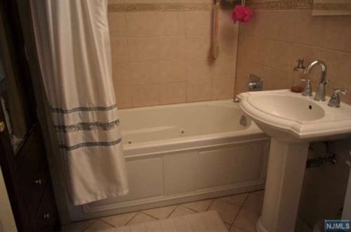 1375 River Rd, Edgewater NJ 07020-1518 exterior