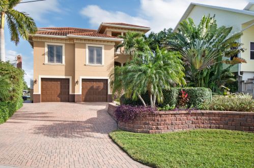 82 Dolphin Cir, Naples, FL 34113-4016