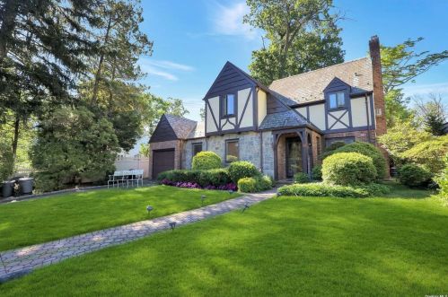 108 Oxford Blvd, Great Neck, NY 11023-2329