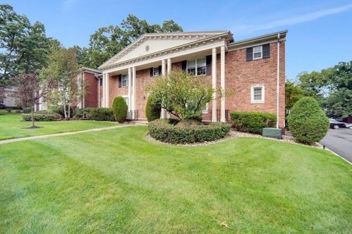 100 Bon Aire Cir, Airmont, NY 10901-7331