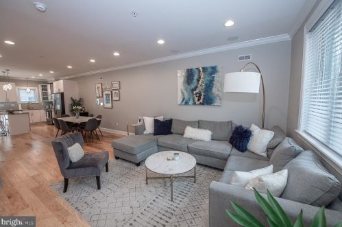 1802 Manton St, Philadelphia, PA 19146-2923