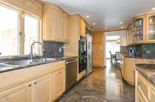 18 Linden Ln, Westbury NY  11568-1610 exterior