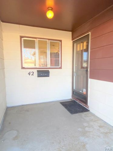 42 Loch Lomond Ln, Pueblo, CO 81001-1730