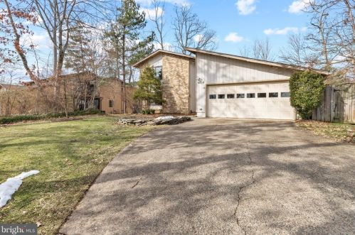 9008 Home Guard Dr, Springfield, VA 22015-2121