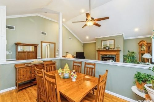 1073 Udall Rd, Bayshore, NY 11706-2715