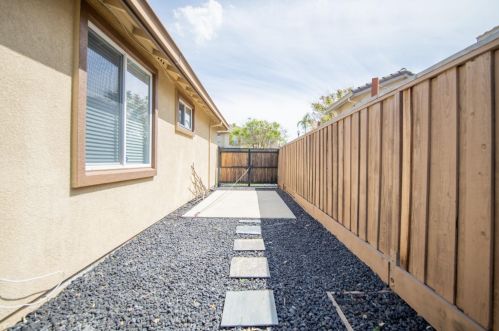 767 Red Barn Pl, Lathrop CA  95330-8975 exterior