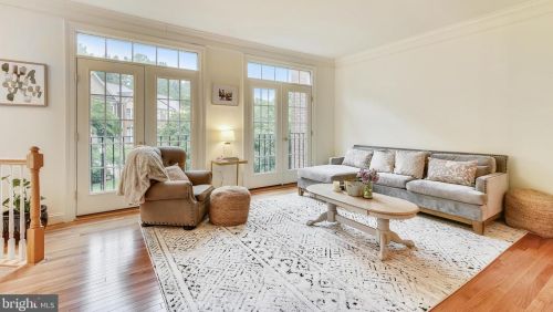 1323 Sundial Dr, Herndon VA  20194-2004 exterior