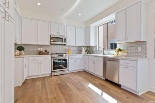 25114 Narbonne Ave, Lomita, CA 90717-2118