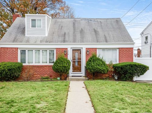 174 Sterling Rd, Floral Park, NY 11003-2031