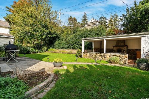 15 Cornell Dr, Great Neck, NY 11020-1101