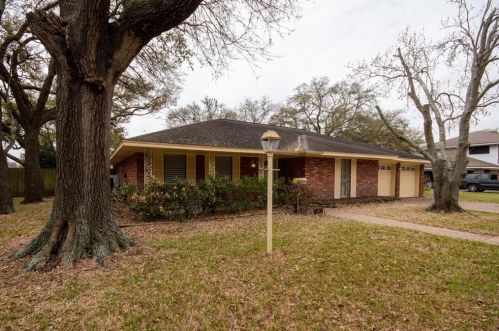 8501 Plantation Dr, Texas City, TX 77591-2206